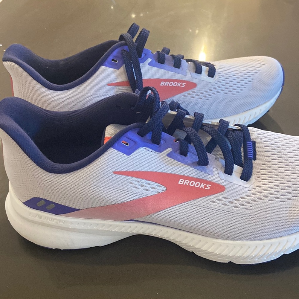 NWOT- Brook launch style - lightweight running shoes.